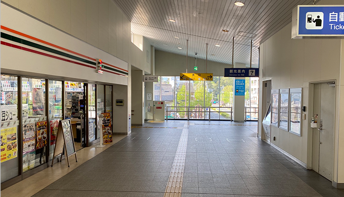 JR山陰本線（嵯峨野線）亀岡駅の改札を出て南口へ向かいます。